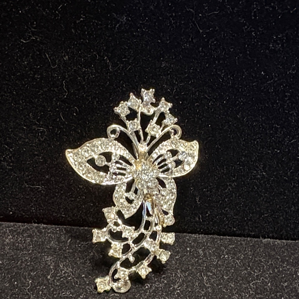 Sparkling Silver Floral Brooch
